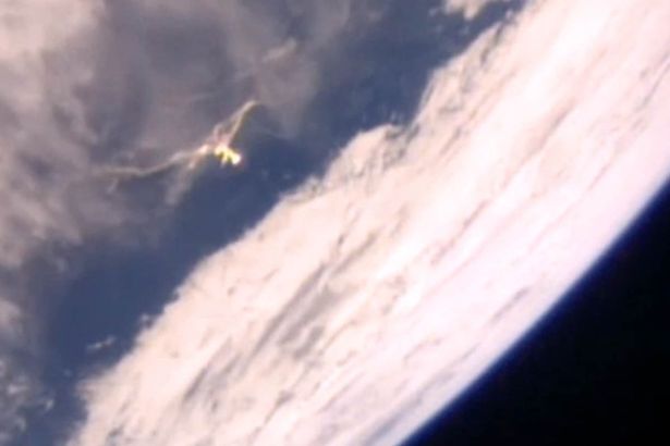 НЛО попало в объектив камеры МКС