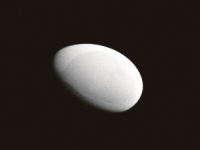 Зондом NASA был сделан снимок огромного яйца, появившегося вблизи Сатурна