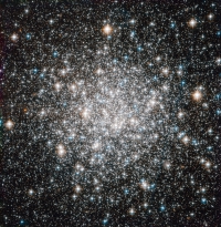 Космическим телескопом Хаббл показан процесс соединения вековых звезд с их орбитами