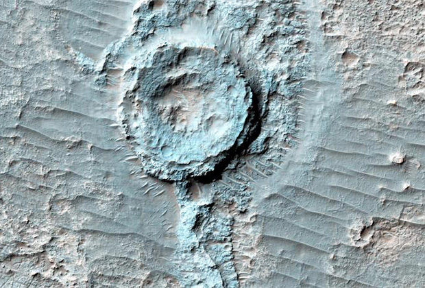 Зонд MRO сфотографировал «перевернутый» кратер на Марсе