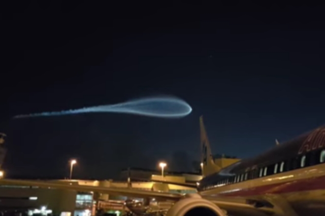 Огромный синий НЛО пролетел над аэропортом Майами