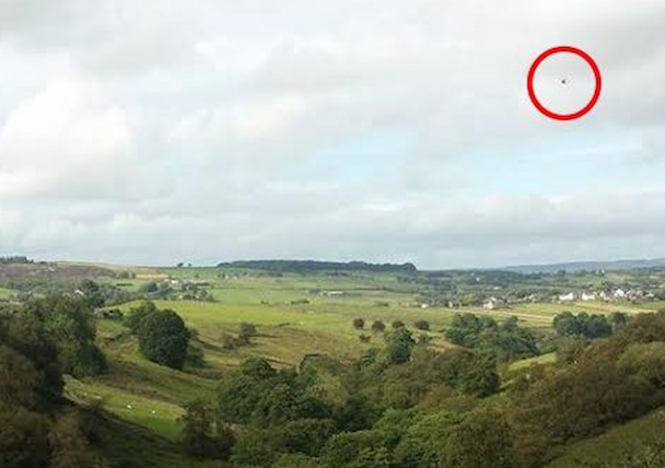 Получена фотография НЛО над полем в Англии