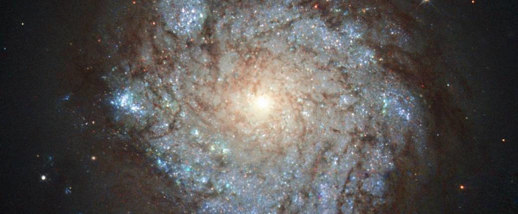 Телескоп Hubble запечатлел необычную галактику в созвездии Кассиопеи