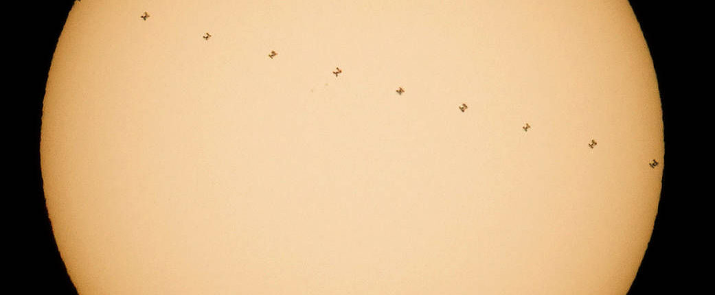 Фотограф NASA запечатлел транзит МКС по Солнцу