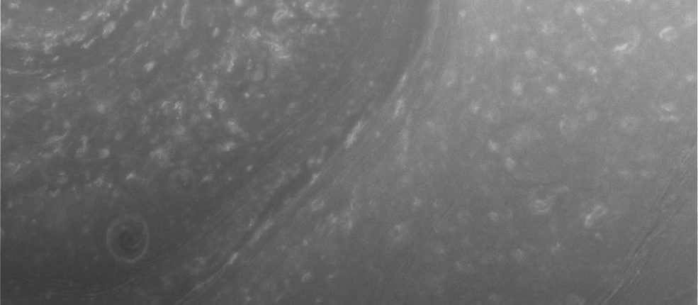 Начало финальной миссии «Кассини» — шестиугольник Сатурна с близкого расстояния