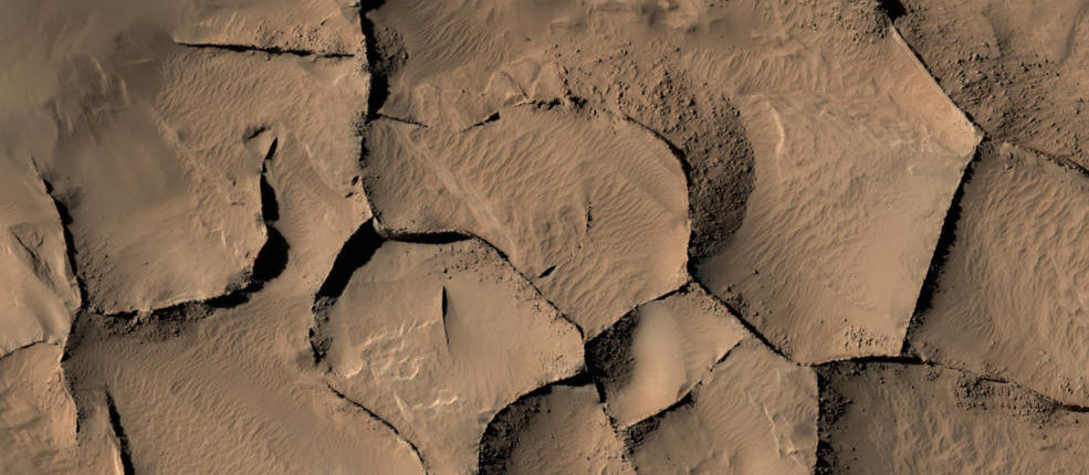 Зонд MRO сфотографировал «стены» на Марсе