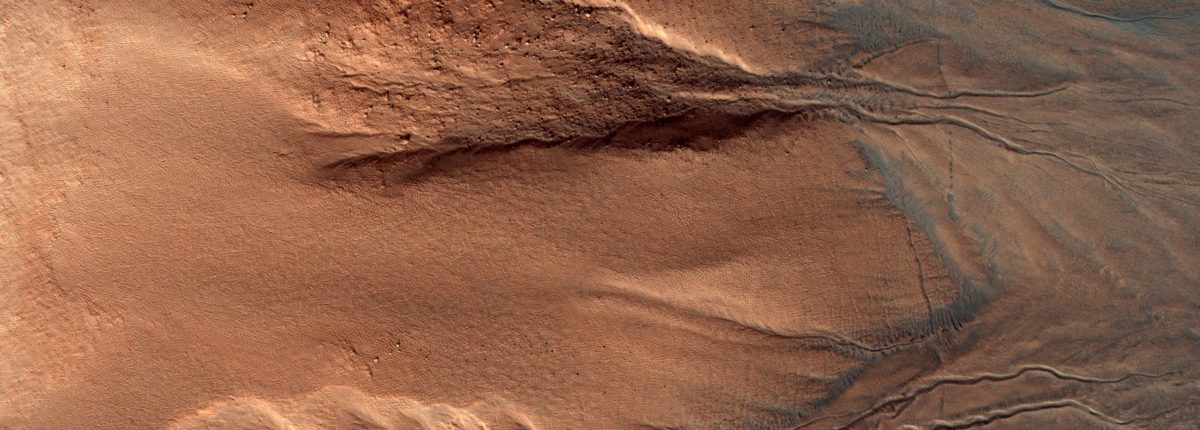 На склонах марсианских кратеров обнаружены следы селевых потоков