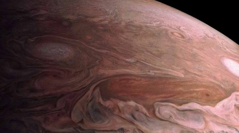 Зонд Juno, собирается разбудить «Великое Красное Пятно» Юпитера