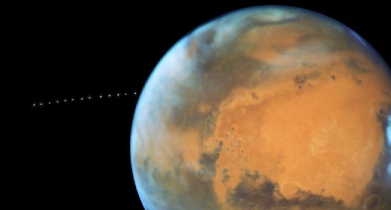 «Хаббл» наблюдает Фобос, вращающийся вокруг Марса