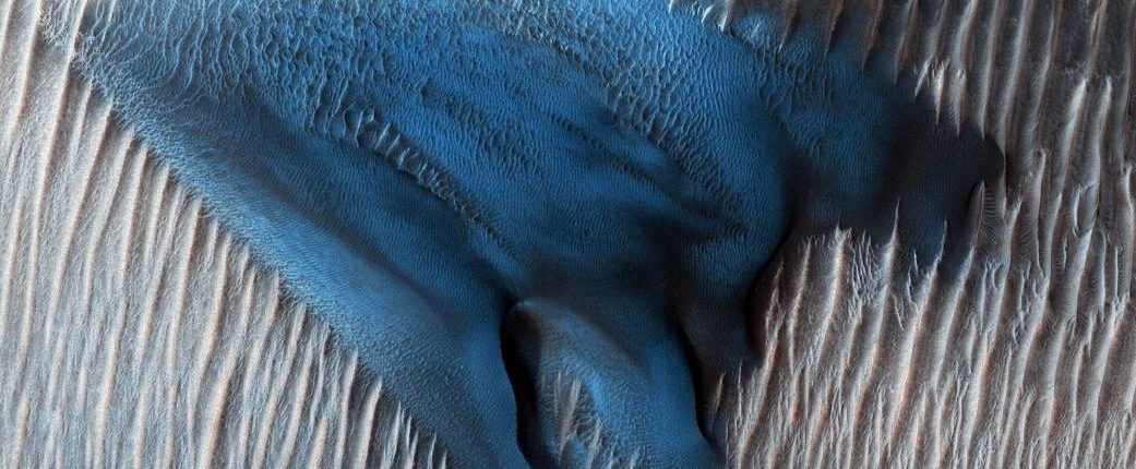 NASA опубликовало снимок потрясающей «голубой дюны» на Марсе