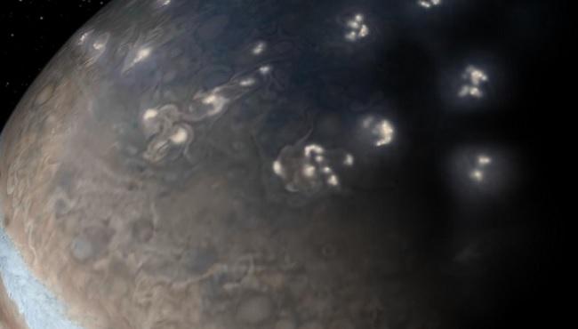 Ученые NASA объяснили появление световых пятен на Юпитере