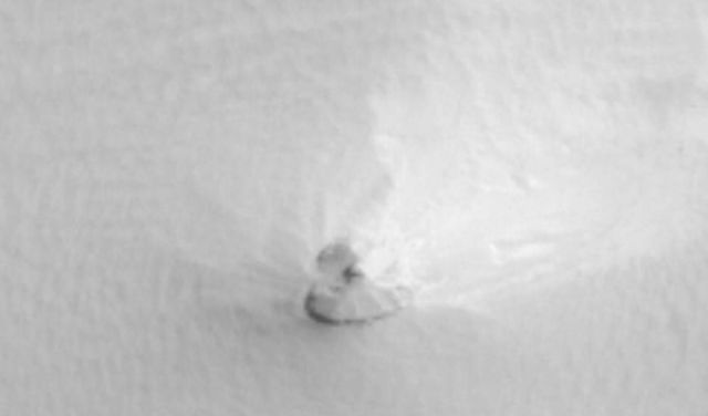 «Инопланетный корабль» разбившийся на Марсе, оказался обычной скалой
