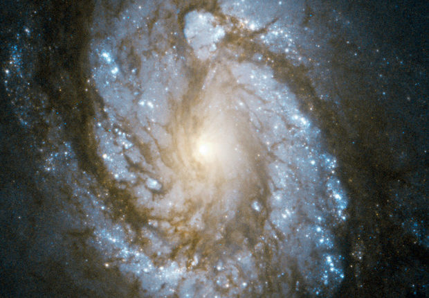 Столкновение черных дыр легче наблюдать на периферии спиральных галактик