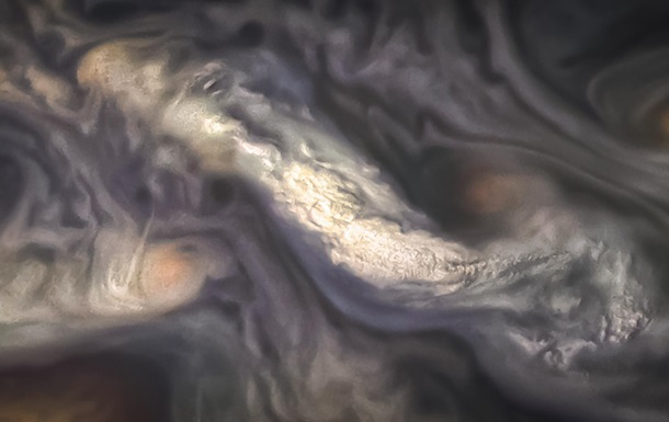 НАСА показало невероятно живописные фотографии атмосферы Юпитера