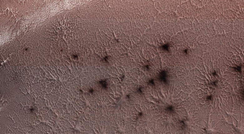 NASA нашло «пауков» на Марсе, но не тех, о которых вы подумали