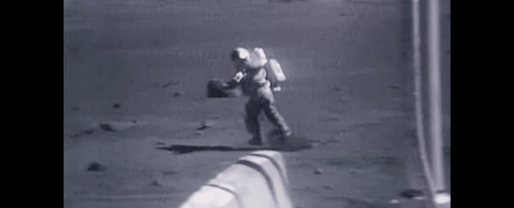 NASA поделилось кадрами падений астронавтов на Луне