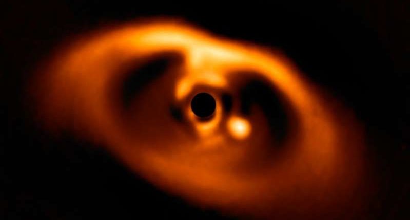 Это прекрасная новорожденная планета! Исторический снимок показывает рождение инопланетного мира