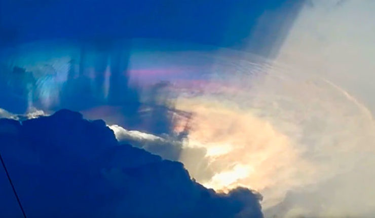 Инопланетный корабль или игра воображения: Огромный объект пытался замаскироваться в облаках над Филиппинами