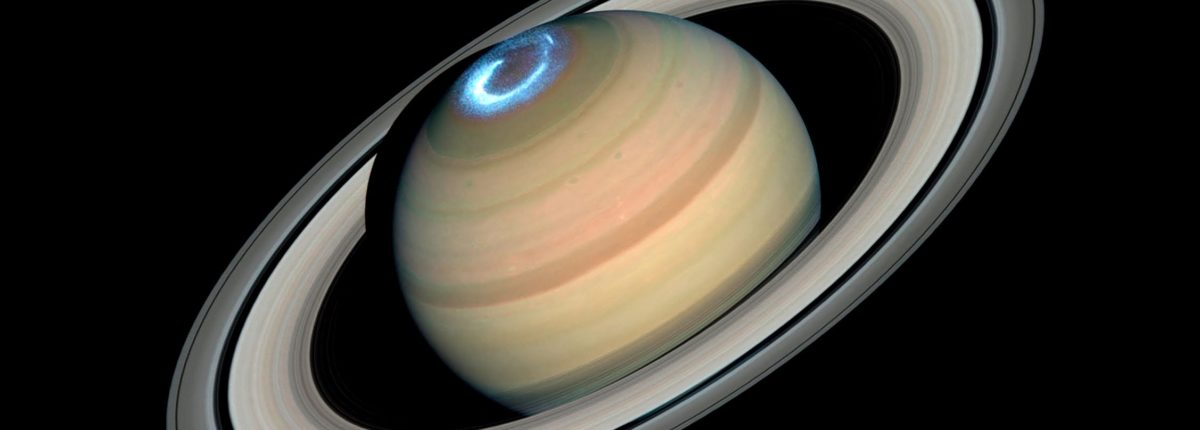 Хаббл следит за Северным сиянием на Сатурне