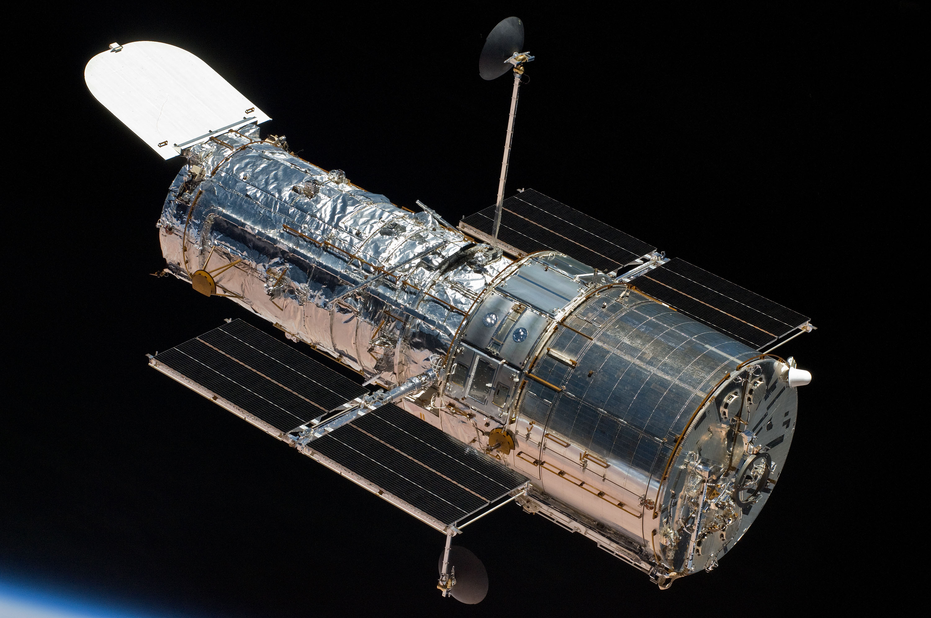 Hubble возвращается к паре взаимодействующих галактик (1 16)