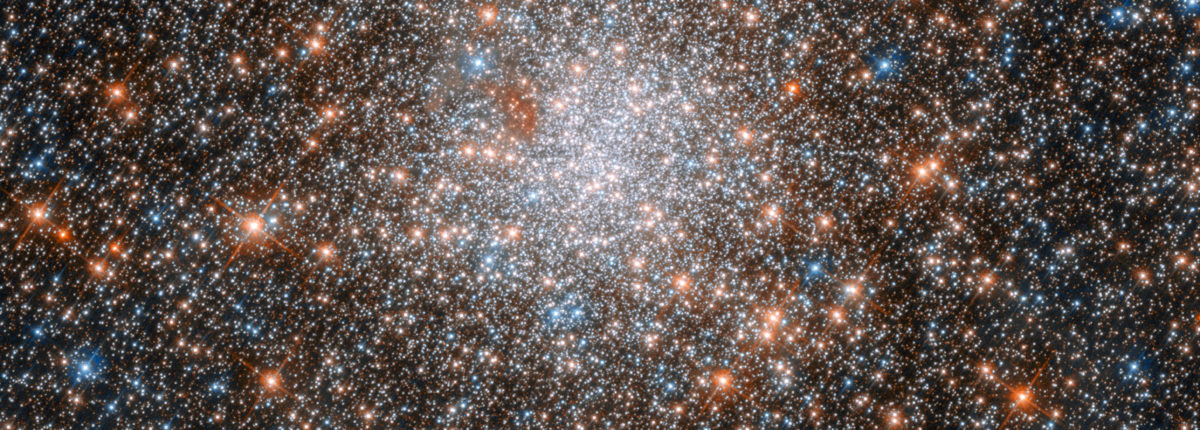 Телескоп «Хаббл» обнаружил невероятно яркий кластер звезд в соседней галактике