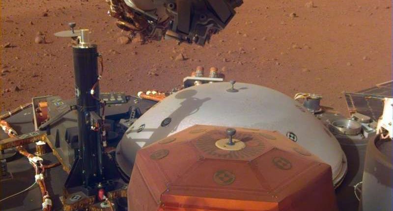 Аппарат NASA InSight на Марсе «помахал рукой»