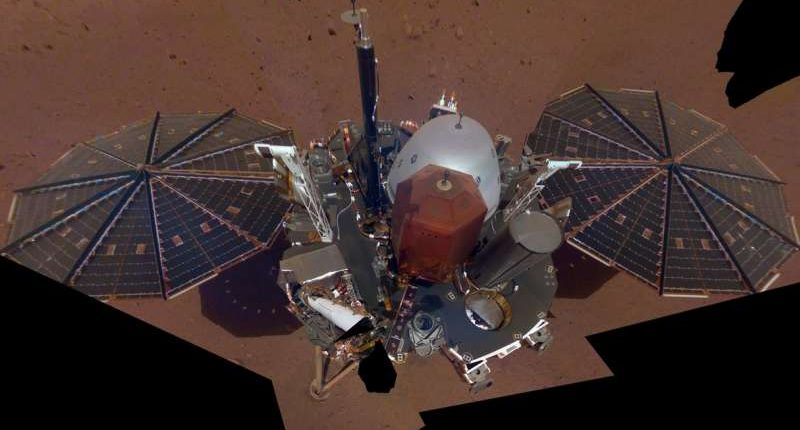 Стационарный аппарат NASA сделал первое селфи на Марсе