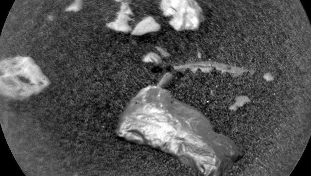 Марсоход нашёл на Красной планете необычный блестящий предмет