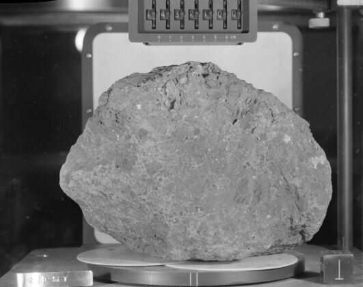 Лунный образец NASA оказался обычным камнем с Земли