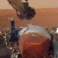 Марсианский зонд InSight защитил сейсмометр от ветра
