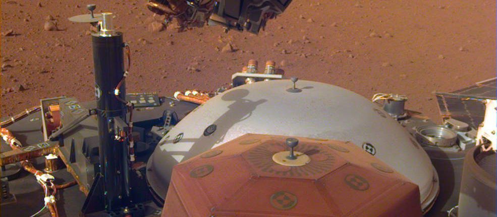 Марсианский зонд InSight защитил сейсмометр от ветра