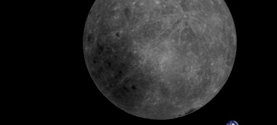Удивительный космический снимок показывает далекую Землю за обратной стороной Луны