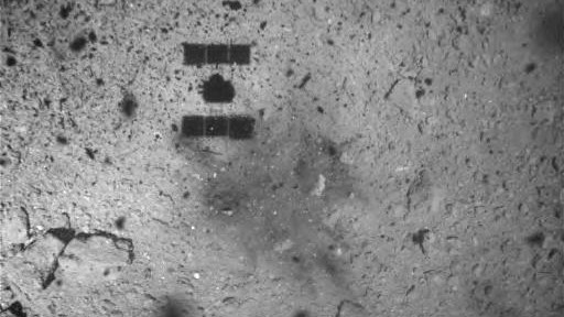 Поразительное видео! Зонд Hayabusa2 захватывает частичку астероида