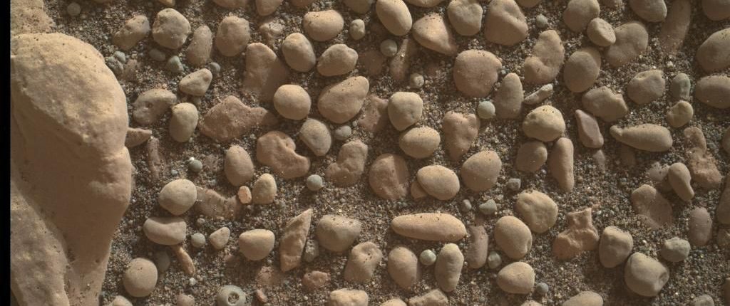 Curiosity замечает своеобразную гальку на Марсе