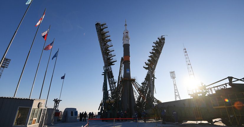 Ракету с кораблём «Союз» установили на стартовый стол на Байконуре