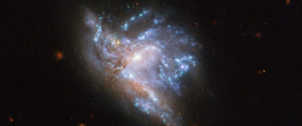 Телескоп Хаббл наблюдает столкновение двух галактик