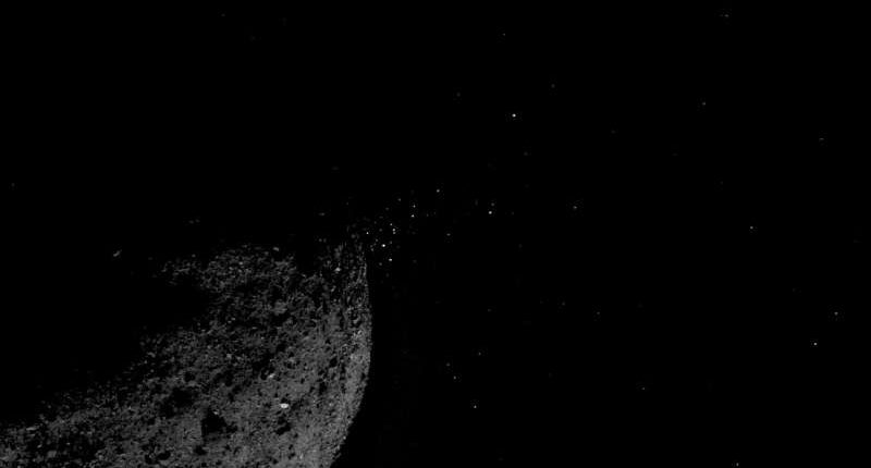 Космический корабль NASA заметил странные объекты, вылетающие из астероида Бенну