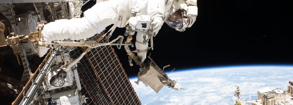 Астронавты вновь вышли в открытый космос для замены батарей