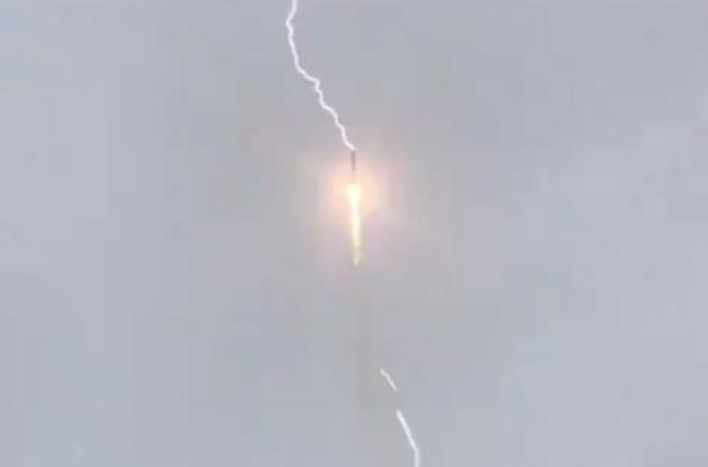 В момент старта в ракету-носитель Союз ударила молния