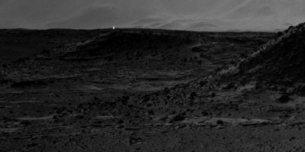 НАСА: марсоход Curiosity запечатлел светящуюся аномалию