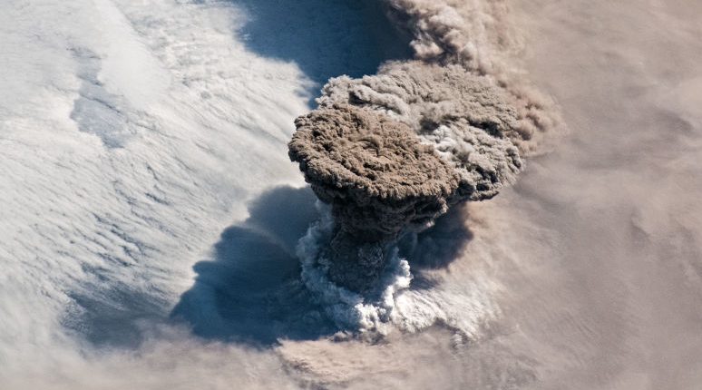 Невероятные снимки извержения вулкана Райкоке из космоса
