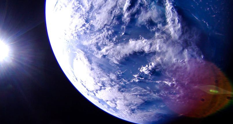 Спутник LightSail 2 только что подарил нам потрясающие фотографии Земли из космоса