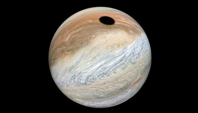 НАСА: Что это за гигантское черное пятно на Юпитере? JunoCam удались потрясающие снимки