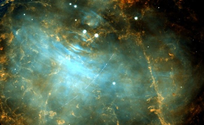 Телескоп «Хаббл» поделился «фотобомбой» астероида, пронизывающего Крабовидную туманность