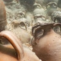 Около 100 загадочных амфор были обнаружены на месте древнеримского кораблекрушения
