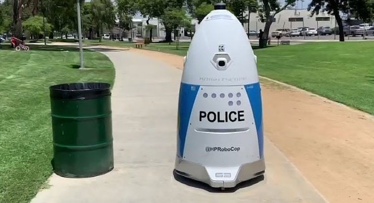 Полицейский робот, находящийся в патруле полностью проигнорировал женщину, пытающуюся вызвать полицию