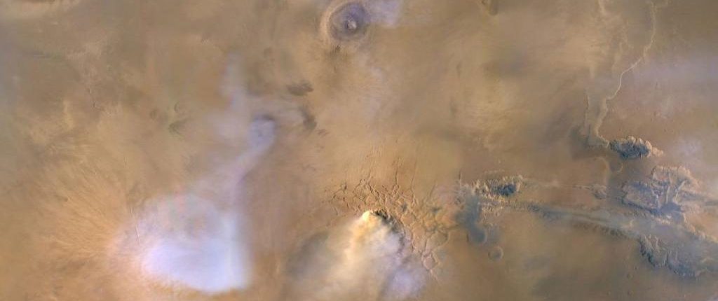 Спутник NASA запечатлел огромные пылевые столбы на Марсе