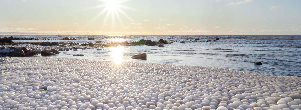 Тысячи удивительных «ледяных яиц» вымыло на финском пляже