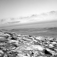 Curiosity отправил мрачный снимок пустынного пейзажа Марса