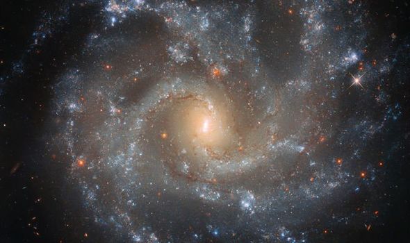 Взрыв звезд в далекой галактике — потрясающее открытие телескопа «Хаббл»